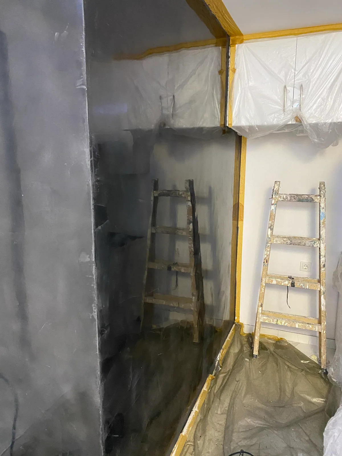 Пред декоративен мермер #pred #renoviranje #mermerfaktura #tetovo – кујна во изработка со темен молерај Tevdoski Art
