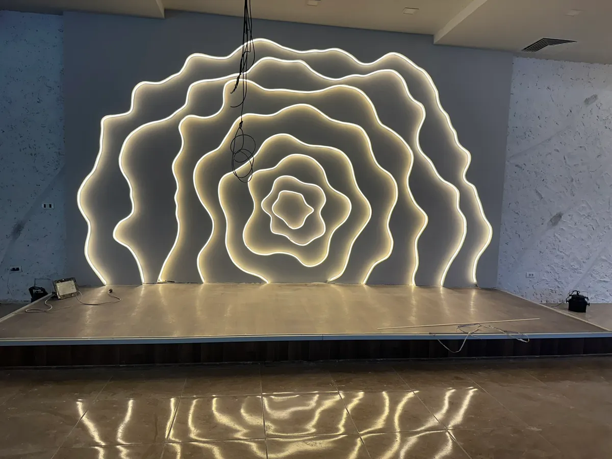 Каскаден плафон повеќе нивоа LED декорација – Tevdoski Art Тетово